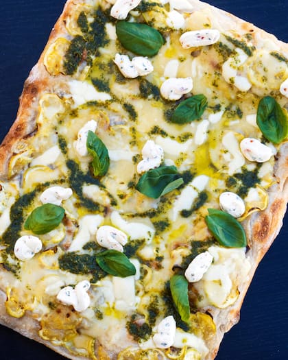 Zucchini, pesto de albahaca, parmigiano, fior di latte y copos de ricota levemente picante
