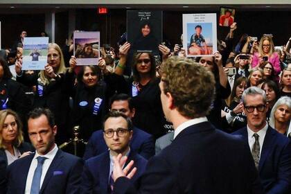 Zuckerberg se disculpó con familiares y víctimas de ciberacoso y violencia en las redes.