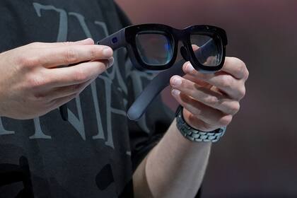 Zuckerberg sostiene que las gafas inteligentes van a reemplazar a los smartphones en un futuro (Archivo)