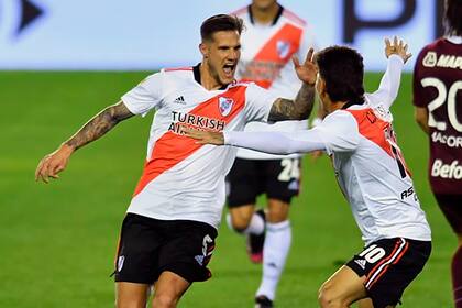 Zuculini celebra su gol, el primero de River