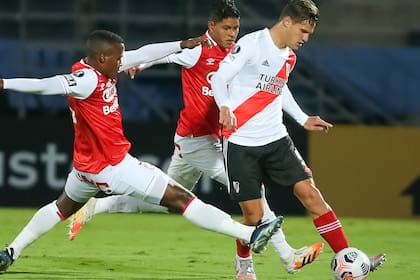 Zuculini intenta pasar entre dos rivales; el volante no aprovechó su oportunidad