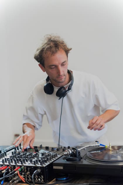 "Zuker me regaló los primeros vinilos y empecé a comprar discos. Yo ya quería aprender a mezclar todo", recuerda Balaciano
