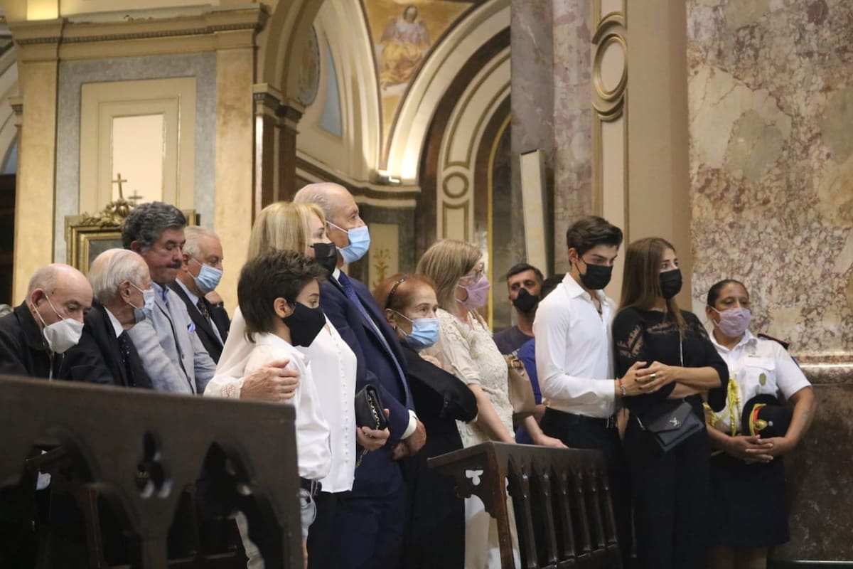 Zulema Yoma, Eduardo Menem y Zulemita Menem, junto a exfuncionarios en la misa por el expresidente