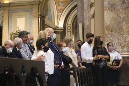 Zulema Yoma, Eduardo Menem y Zulemita Menem, junto a exfuncionarios en la misa por el expresidente