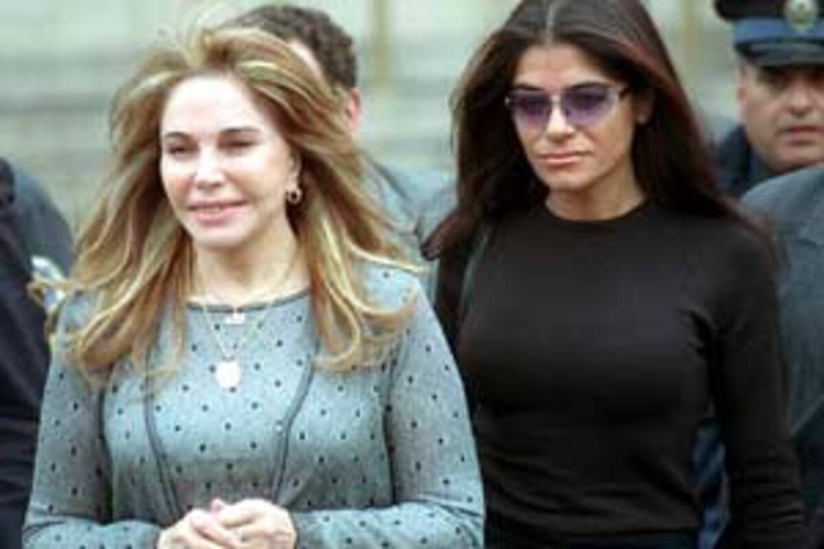 Zulema Yoma y su hija, Zulemita, al salir ayer de los tribunales de Comodoro Py