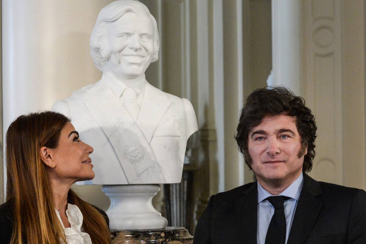 Zulemita y Milei con el busto de Menem
