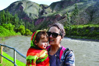 Zulu y su mamá a orillas del río Urubamba en Perú