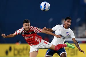 Zuqui disputa un balón con Yonatan Rodriguez, durante el partido entre Nacional y Estudiantes, por la Copa Libertadores