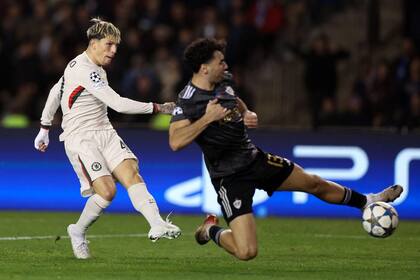 Zurdazo cruzado de Garnacho para el segundo gol de Chelsea frente a Qarabag