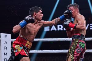 Zurdazo de Fernando "Puma" Martínez al rostro de Jade Bornea; en Minneapolis, el porteño fue claramente superior al filipino y le ganaba en las tarjetas antes del KOT en el round 11..