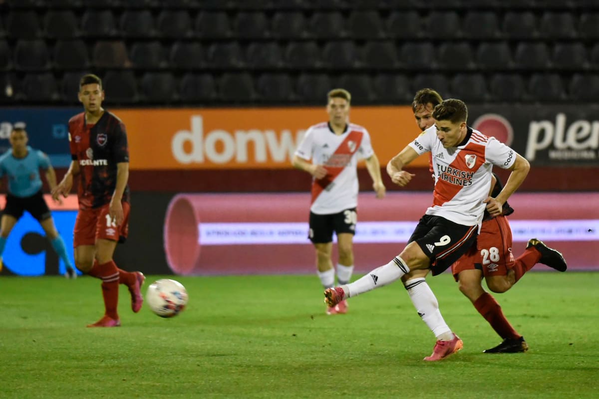 Zurdazo de Julián Álvarez, la figura en Rosario, con dos goles y dos asistencias; en él y el arquero Franco Armani se basó River para seguir en el tren de los primeros del Torneo 2021.