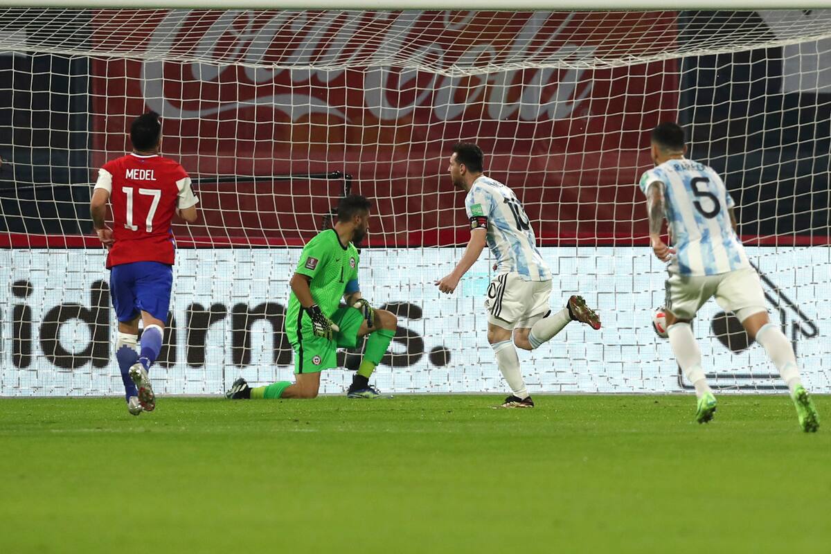 Zurdazo de Messi, abajo, esquinado, y engaña a Claudio Bravo; desde junio de 2019, y ya pasaron 13 partidos, que el capitán no convierte de jugada