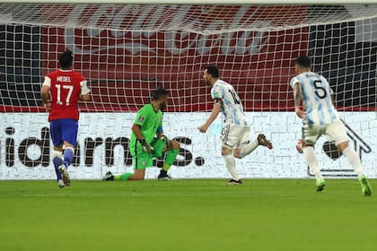Zurdazo de Messi, abajo, esquinado, y engaña a Claudio Bravo; desde junio de 2019, y ya pasaron 13 partidos, que el capitán no convierte de jugada