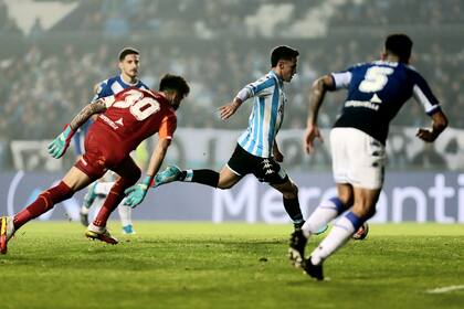 Zurdazo de Rojas para el gol; el 10 de Racing jugó a pierna cambiada como extremo, y no le fue nada mal.