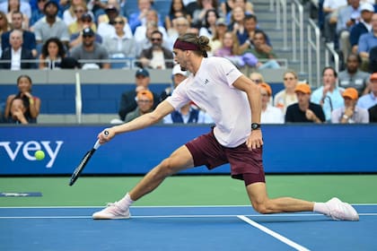Zverev busca un tiro bajo; el el alemán se mantiene como el 2 del mundo, pero se acerca a Sinner (Photo by ANGELA WEISS / AFP)
