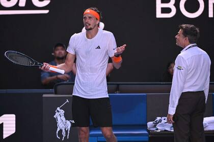 Zverev le cuestionó a las autoridades del Grand Slam que no estaba permitido el ingreso de los médicos para atender a Alcaraz porque solo tenía calambres