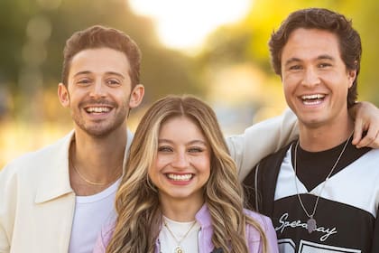 Karol Sevilla junto a Ruggero Pasquarelli y Michael Ronda, sus coprotagonistas en Soy Luna