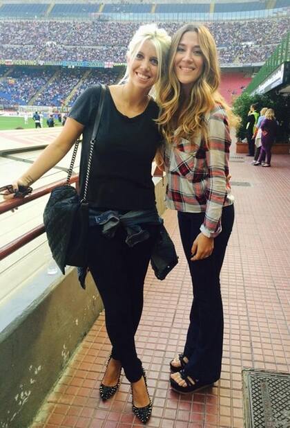 «La hinchada argentina», escribió Wanda Nara al publicar su foto junto a Jimena Barón