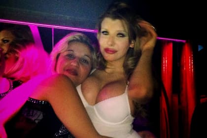 «Las latinas somos mas sexy y divinas!», puso Charlotte como epígrafe para esta foto
