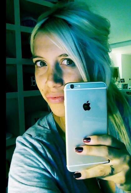 «Llegó mi IPhone 6 plus dorado. Antes de que llegará a ningún lado, él lo consiguió», escribió Wanda
