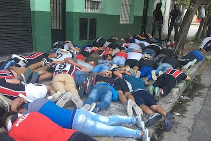 ´Parte de los 98 hinchas de Chacarita detenidos antes del partido con Tigre