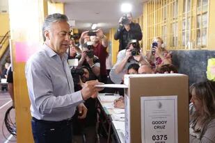 El gobernador, antes de votar, cuestionó al peronismo por "hacer en Mendoza un montaje digno de la corrupción K", en referencia a los bolsos de José López y el uso de aviones sanitarios y privados para el cierre de campaña.