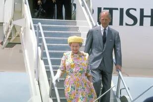 La reina Isabel II y el Duque de Edimburgo saliendo de un Concorde en 1991 en una base militar estadounidense en Texas
