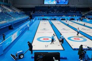 La piscina de los Juegos de Verano de 2008 se transformó en cuatro carriles de hielo para curling.