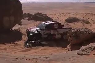 Delante de la camioneta de Giniel de Villiers está el chileno César Zumarán, atropellado por el sudafricano, que siguió su camino después de que el motociclista, dolorido, le hiciera una seña para que pasara, en la segunda etapa del Dakar 2022, sobre la arena de Arabia Saudita.