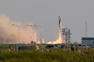 El cohete New Shepard de Blue Origin se lanza con pasajeros Jeff Bezos, fundador de Amazon y la empresa de turismo espacial Blue Origin
