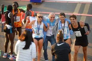 Florencia Borelli (izquierda) y Daiana Ocampo. grandes ganadoras de la Media Maratón de Buenos Aires. 21 Km. en Palermo.