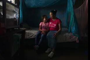 Mariana López fotografiada con su hija de siete años en su casa de Ahuachapán, El Salvador, el 19 de mayo el 2022. López dice que perdió su bebé por complicaciones con el embarazo pero de todos modos estuvo 17 años presa bajo sospecha de haber provocado un aborto. Su condena a 25 años fue conmutada. (AP Photo/Jessie Wardarski)