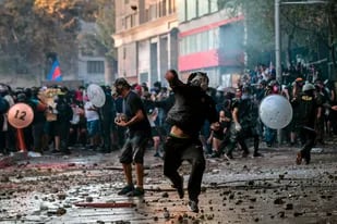 Miles de chilenos protestan en Plaza Italia contra las medidas del Presidente