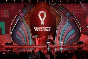 ARCHIVO - El presidente de la FIFA durante el sorteo de la Copa Mundial de Qatar 2022 en el Centro de Exhibiciones y Convenciones de Doha, el 1 de abril de 2022. (AP Foto/Hassan Ammar)
