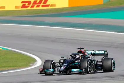 Hamilton ganó el Gran Premio de Brasil y se puso a 14 puntos de Verstappen en la lucha por el campeonato