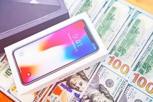 El recargo del 30 por ciento en la cotización oficial, un tipo de cambio conocido como dolar turista, volvió a estar presente en las comparaciones de precio del teléfono de Apple
