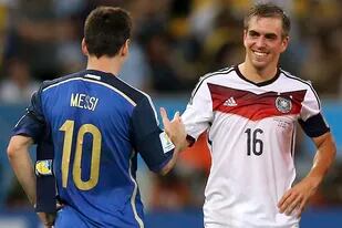 Saludo de capitanes, se viene la final del Mundial Brasil 2014; la sonrisa de Philipp Lahm..., como si conociera el final de la historia; “Messi es excepcional, pero le falta el gran título con la selección”, reflexiona el alemán