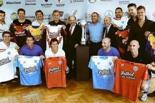 Los ex jugadores del fútbol argentino presentes en la previa del Superclásico para dejar su huella por ''un Fútbol sin violencia''