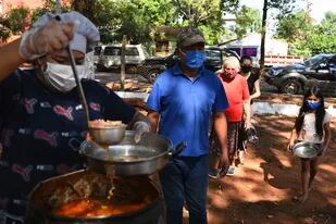 Voluntarios sirven comida en Asunción, durante la pandemia de COVID-19