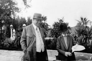 Julia Morgan y WR Hearst discutiendo los planos en San Simeon, en 1926