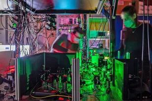 Investigadores de QuTech trabajan en uno de los nodos de la red cuántica, donde los espejos y filtros guían los rayos láser hacia el chip de diamante
