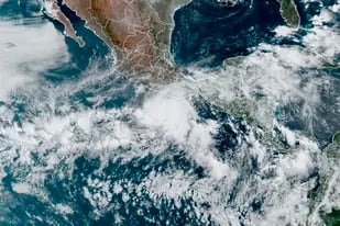 En esta imagen satelital, difundida por la Oficina Nacional de Administración Oceánica y Atmosférica de Estados Unidos (NOAA, por sus siglas en inglés), se ve el huracán Ágatha el domingo 29 de mayo de 2022 en la región central de la costa del Pacífico mexicano. (NOAA vía AP)