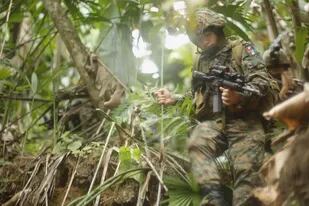 Efectivos del Servicio Nacional de Fronteras, Senafront, patrullan en la selva panameña