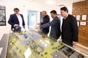 El secretario de Energía, Darío Martínez, y el subsecretario de Energía Eléctrica, Federico Basualdo, visitaron una central termoeléctrica en Ezeiza con el intendente Gastón Granados
