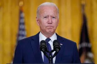 El presidente Joe Biden habla sobre las explosiones en el aeropuerto de Kabul en las que murieron al menos 12 militares estadounidenses en la Casa Blanca, en Washington. (AP Foto/Evan Vucci)