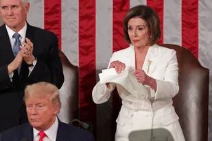 Nancy Pelosi, anteanoche, al romper el discurso de Trump en el Congreso