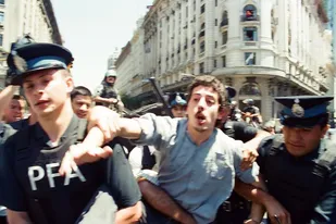 Eduardo de Pedro, detenido por efectivos de la Policía Federal, en medio de las protestas del 20 de diciembre de 2001