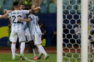 En su partido 200 en el Sudamericano de selecciones, la Argentina alcanzó su octava semifinal por la Copa América; la jugará el martes próximo frente a Colombia en Brasilia.