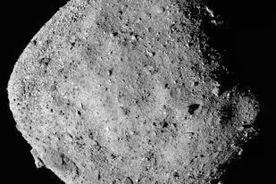 OSIRIS-REx halló rastros de moléculas de oxígeno e hidrógeno en la superficie rocosa de un asteroide