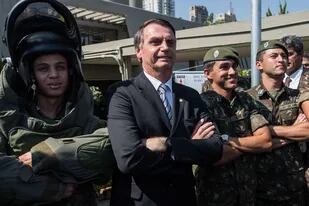 El presidente de Brasil, Jair Bolsonaro, posa junto a militares, en San Pablo